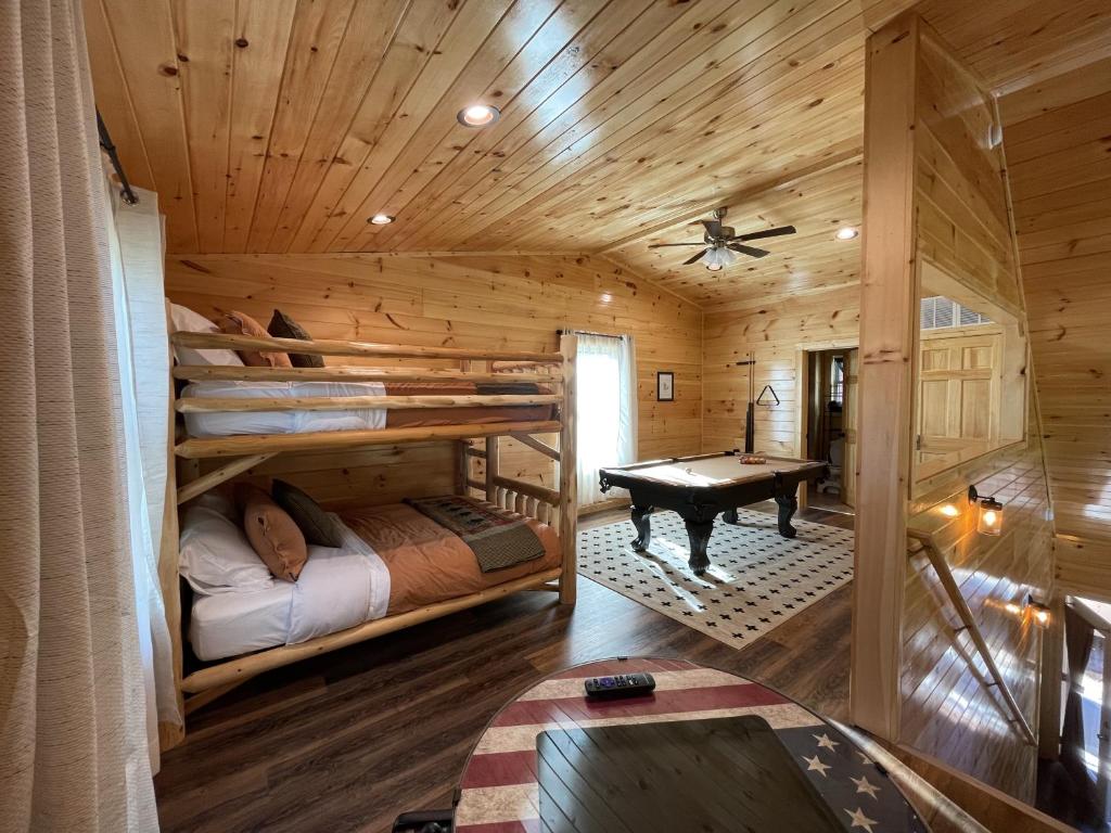 鸽子谷Fully Loaded Cabin In Heart Of Pigeon Forge的小屋内设有一间带双层床和书桌的卧室