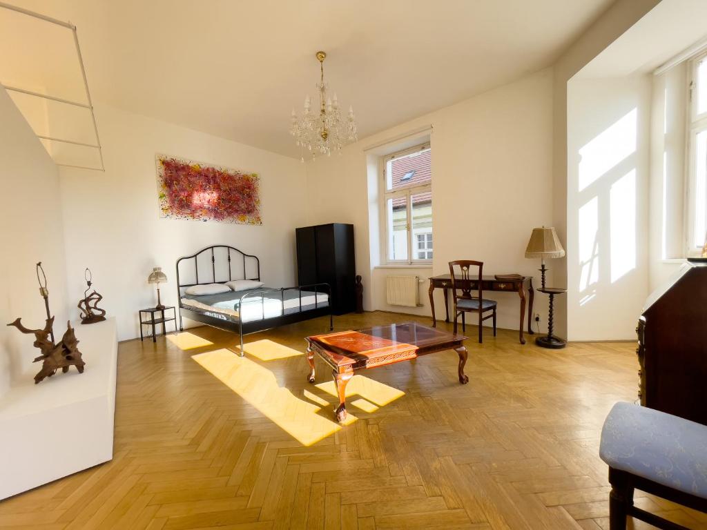 布拉格Center of Prague Apartment 369的客厅配有咖啡桌和沙发