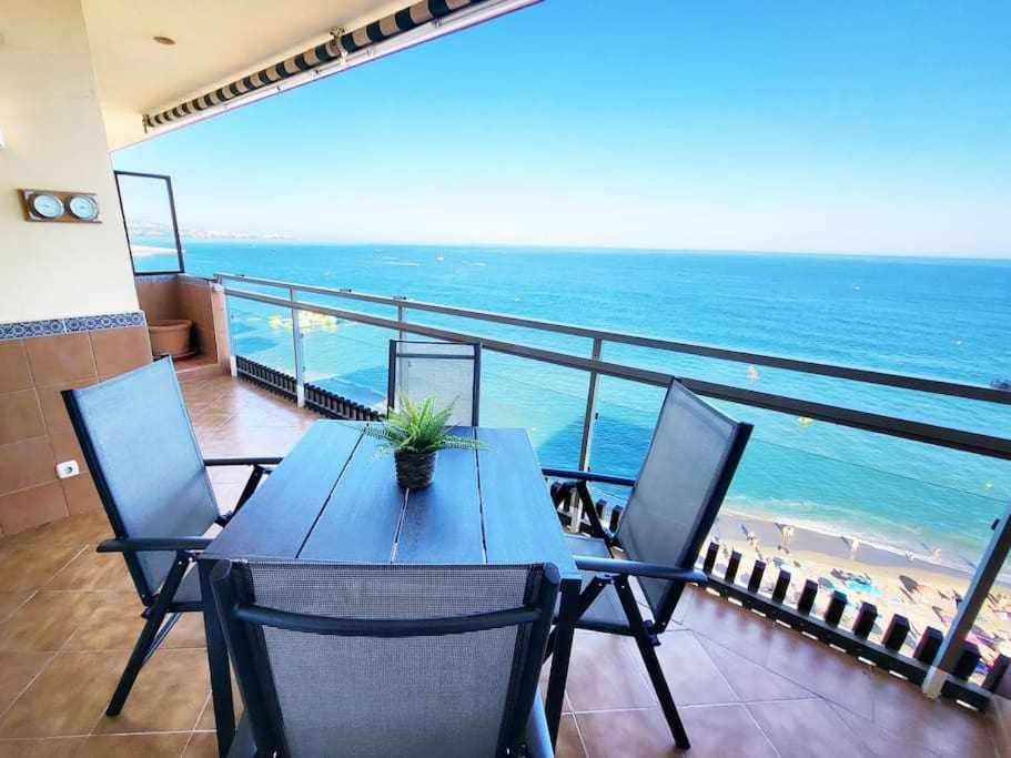 福恩吉罗拉Europa Beach House Vistas panorámicas al mar的阳台配有桌椅