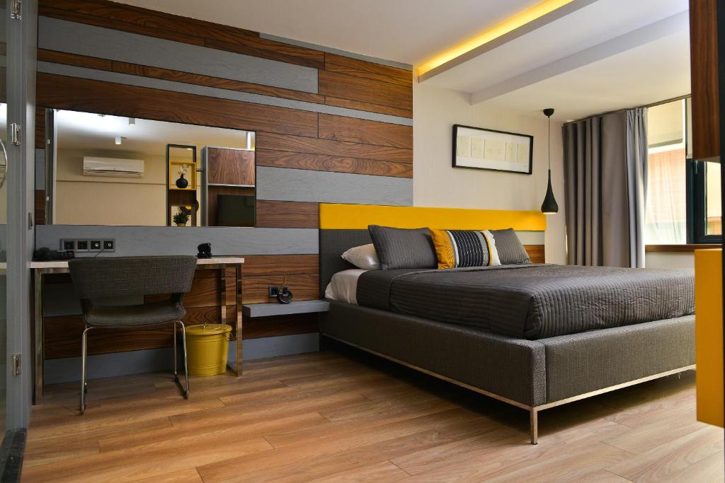 伊兹密尔斯派套房酒店的一间卧室配有一张床和一张书桌