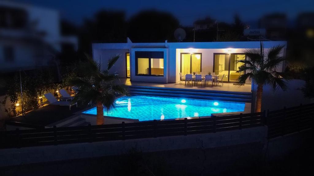 GalangádhosKyamon Estate Luxury Villa的夜间在房子前面的游泳池