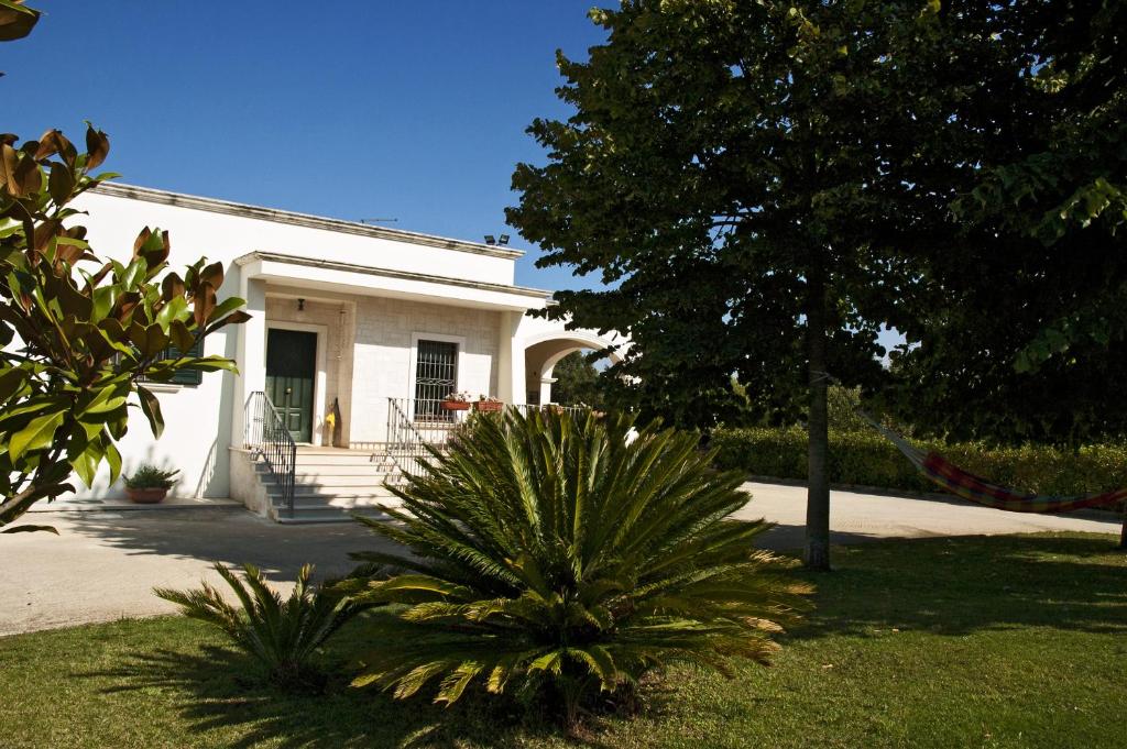 马丁纳弗兰卡La Volpina的前面有一棵树的白色房子