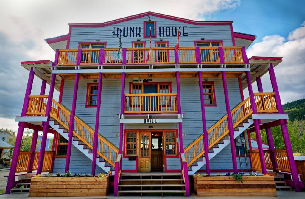 道森市邦克豪斯酒店的粉红色的建筑,有紫色的房子