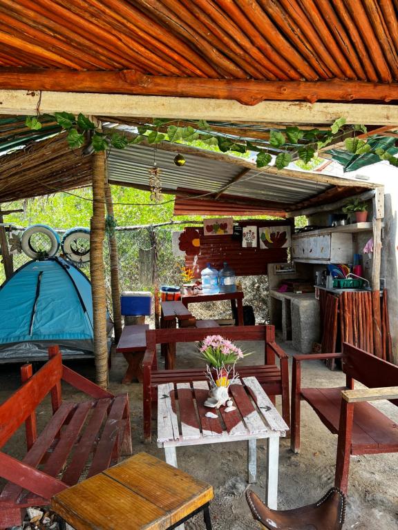 奥尔沃克斯岛Casa de los Santos Camping y eco cabañas的一组帐篷下的桌椅