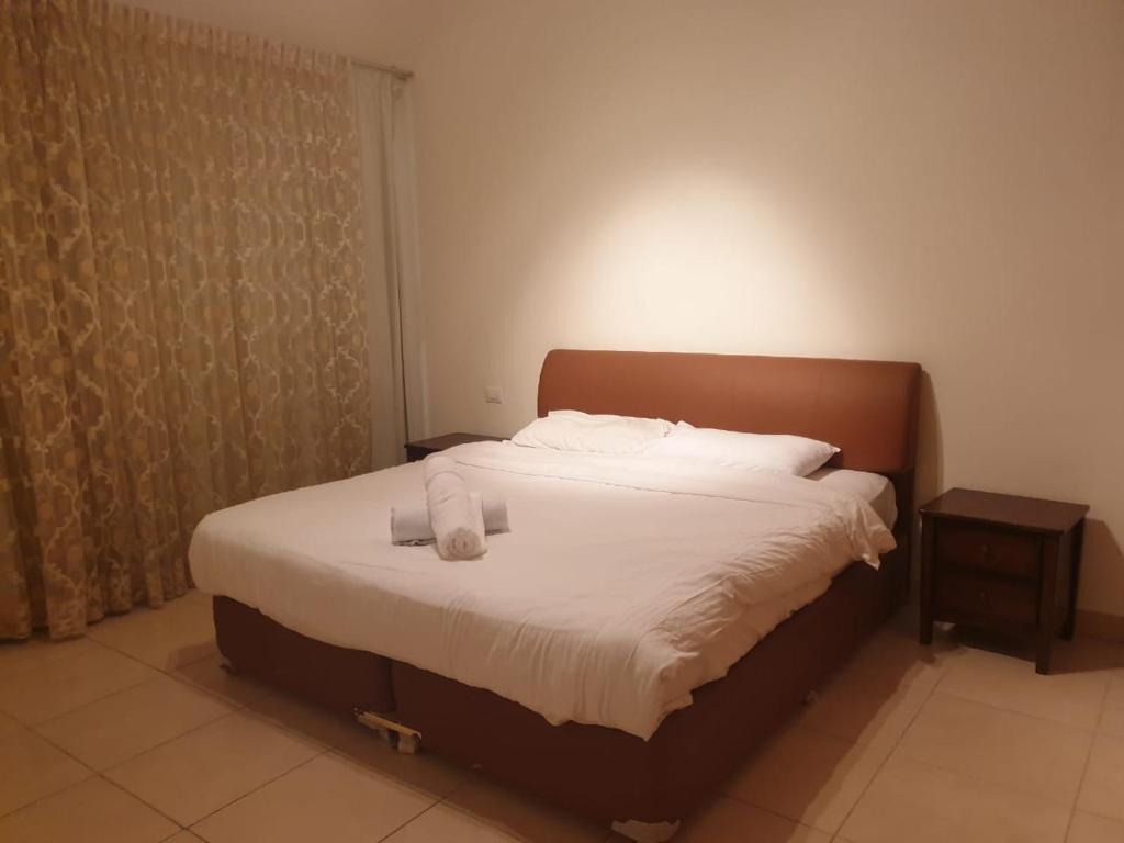 亚喀巴Flat Luxury 2 bed rooms apartment talabay aqaba的卧室里一张带两条毛巾的床