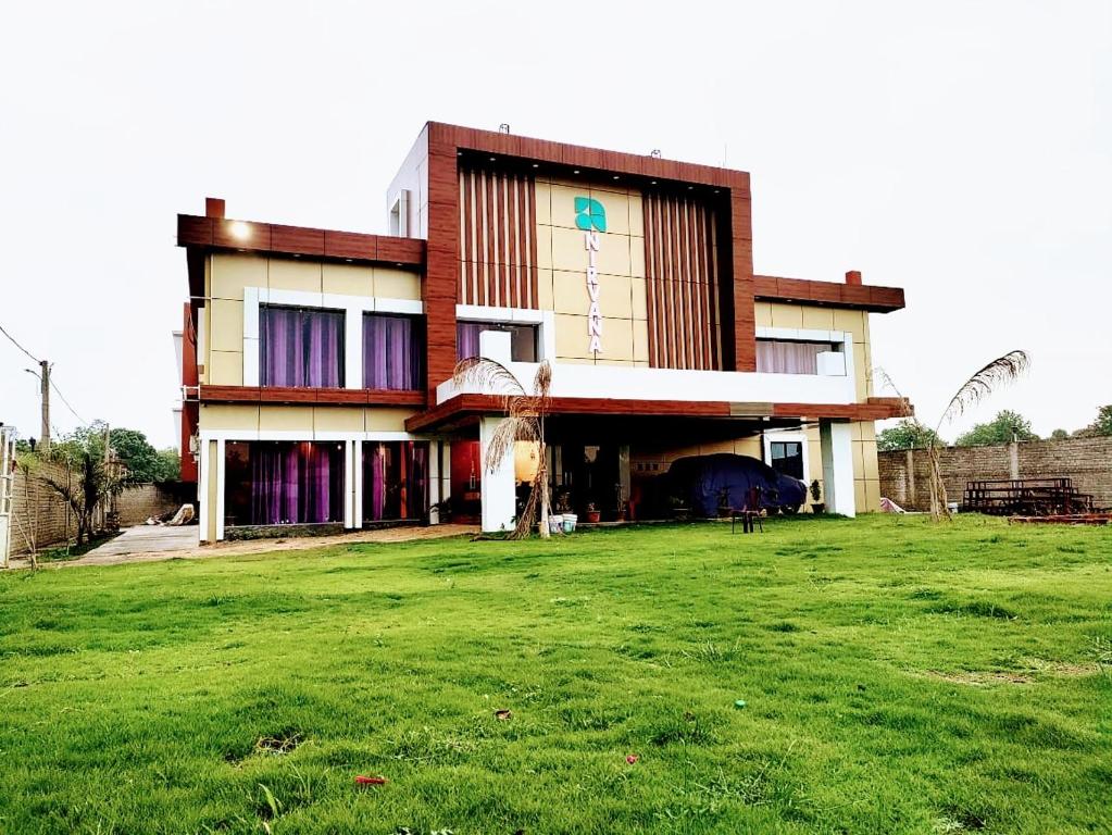 ChatraThe Nirvana Resort的前面有绿地的房子
