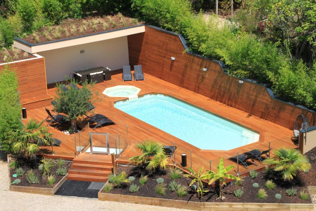 阿卡雄杜帕尔克酒店的后院游泳池的顶部景色