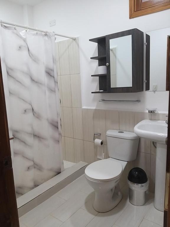 Las TunasNueva Tierra的浴室配有卫生间、盥洗盆和淋浴。