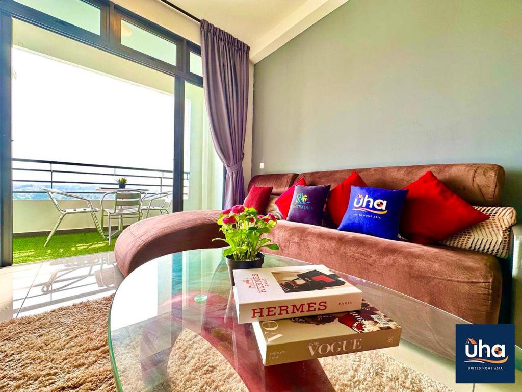 新山1 Tebrau Residences By JK Home的带沙发和玻璃桌的客厅