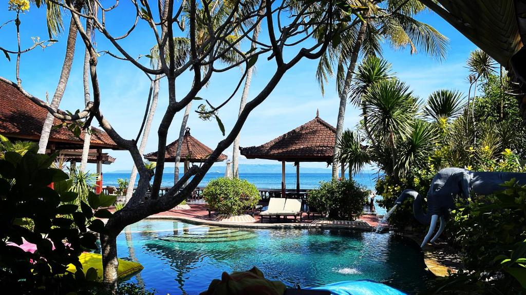 甘地达萨Pondok Bambu Resort - 5 Stars Padi Dive Centre的一座位于海滨度假胜地的游泳池