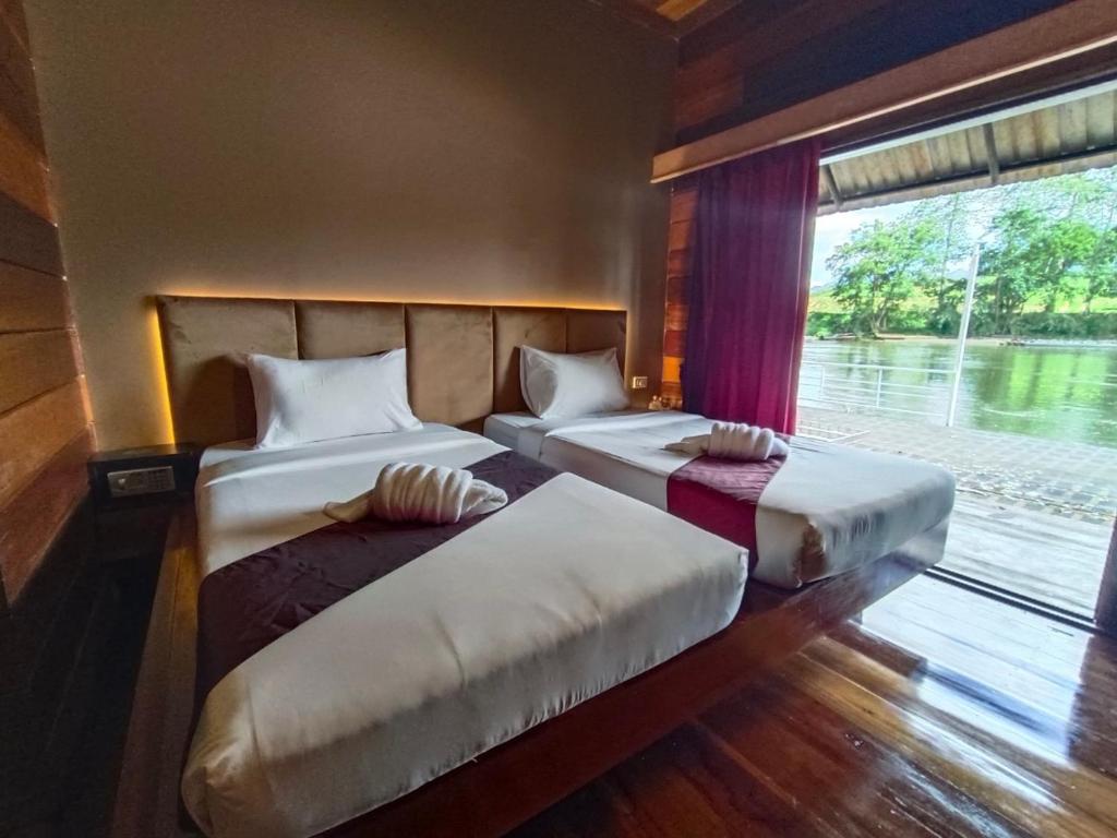 Ban Huai Maenam NoiSAIYOK MANTRA RESORT : ไทรโยค มันตรา รีสอร์ท的带窗户的客房内的两张床