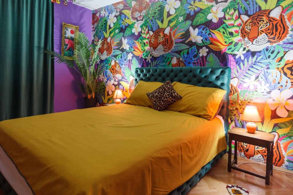 哥鲁拜克Apartment Amore Mio的一间卧室设有一张黄色的床和色彩缤纷的墙壁