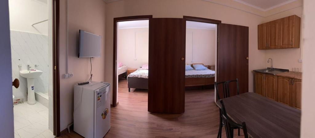 巴尔喀什4-местные домики的一间设有卧室的客房,卧室配有一张床
