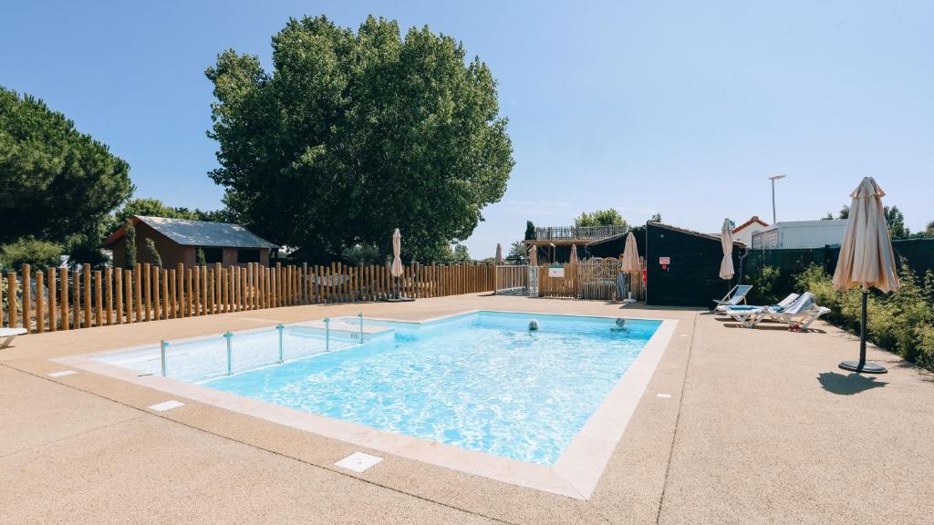 莱斯波特斯Camping La Prée的一个带围栏的院子内的游泳池