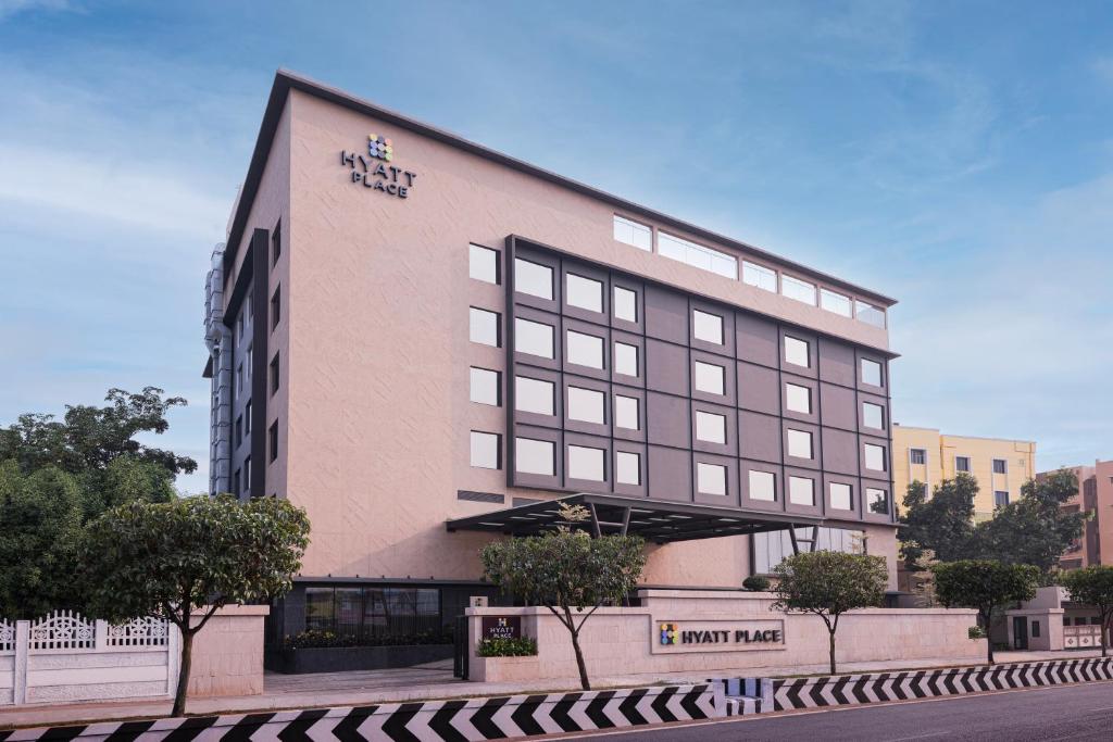 维杰亚瓦达Hyatt Place Vijayawada的酒店前方的 ⁇ 染