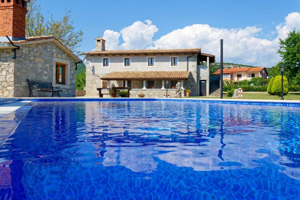 布泽特Holiday Home Eda的一座大蓝色游泳池,位于房子前