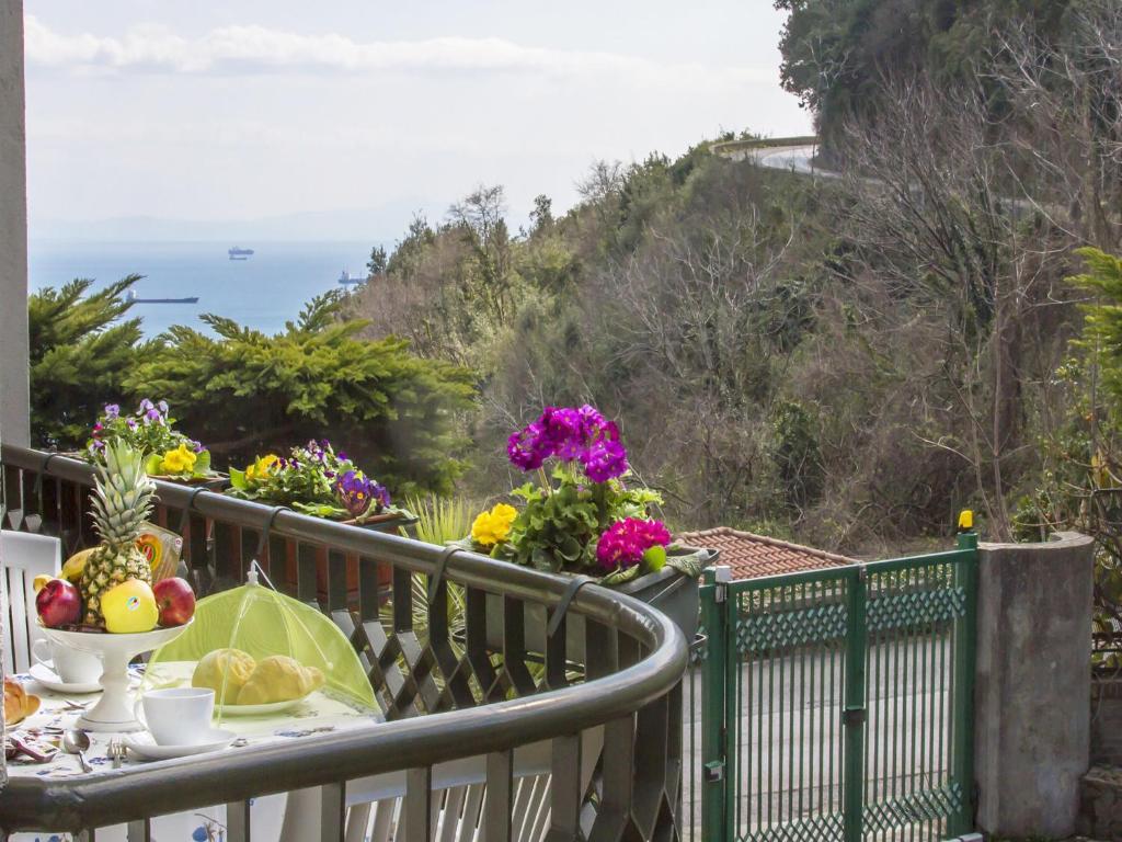 维耶特里丰塔纳里米特别墅住宿加早餐旅馆的阳台配有带食物和鲜花的桌子。
