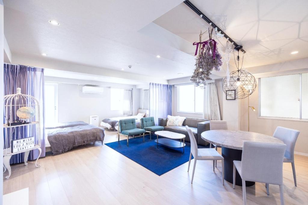 高知RESIDENCE HARIMAYA-Vacation STAY 99863v的一间带餐桌的客厅和一间卧室