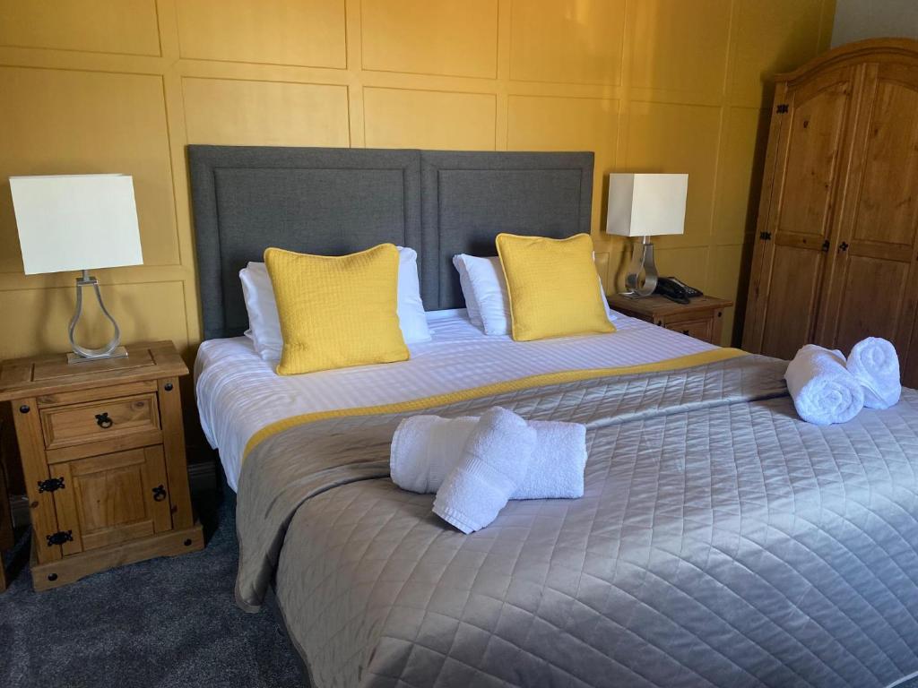 阿尼克奥克斯酒店的一间卧室配有一张大床和毛巾
