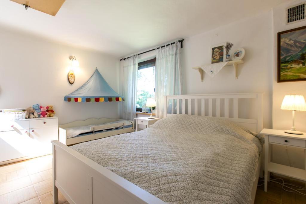 Dom Wakacyjny - Las i rzeka的一间卧室配有一张蓝色天蓬大床