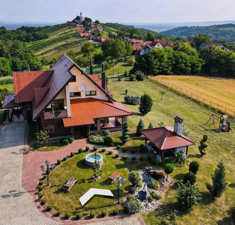 圣马丁娜穆里Dobranić - Kuća za odmor的享有花园房屋的空中景致