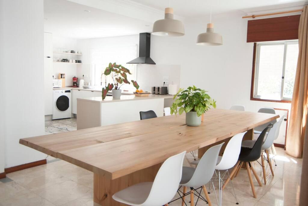 维戈Casa amplia, confortable, céntrica by Prishomes的厨房以及带木桌和椅子的用餐室。