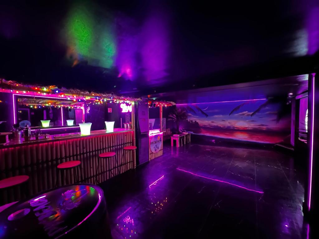 圣法戈蓬蒂埃里PikBeach77的一个清空的夜总会,有紫色和绿灯