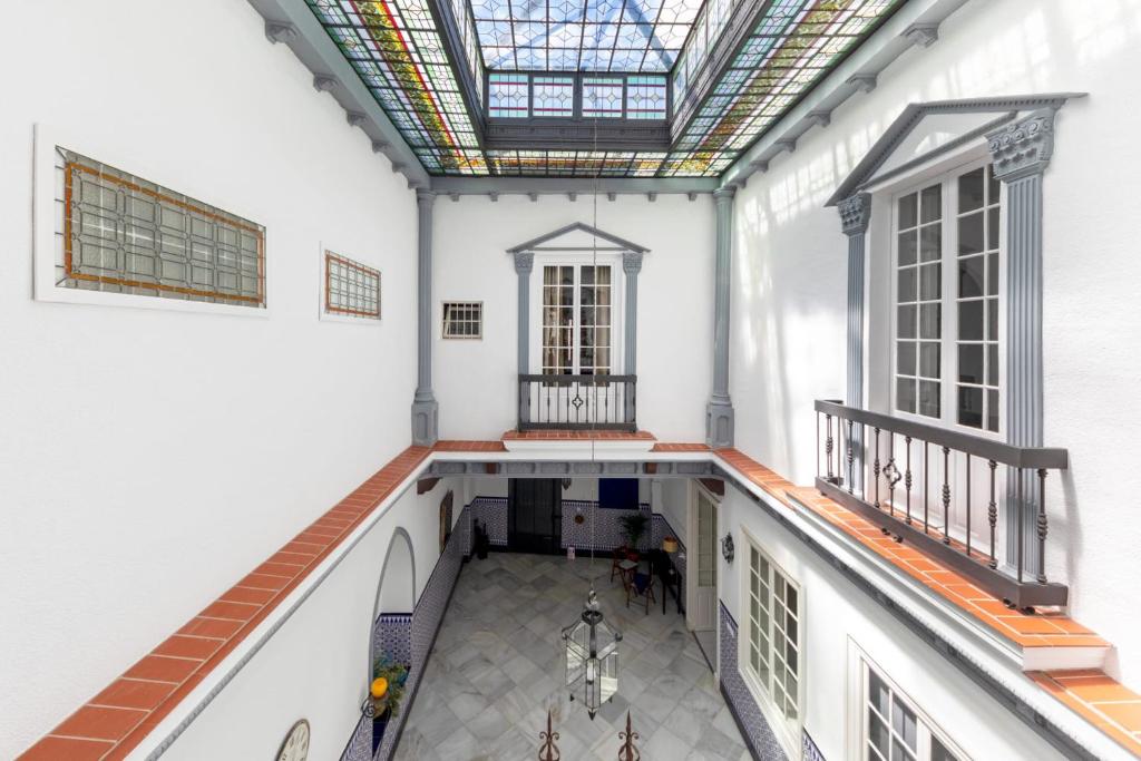 赫雷斯-德拉弗龙特拉PALACIO DON CARLOS的享有带天窗的大楼的内部景致