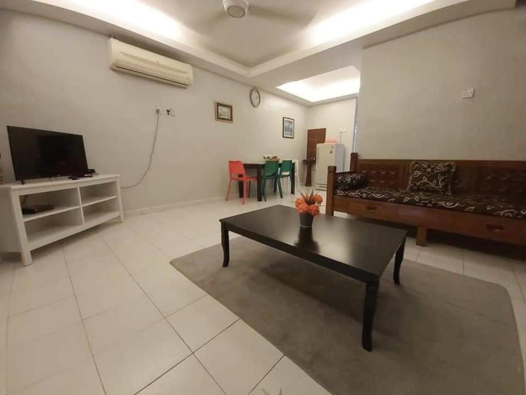 马六甲Juwita Homestay Bukit Katil - Free Unifi and 15 Minutes To Town的带沙发和咖啡桌的客厅