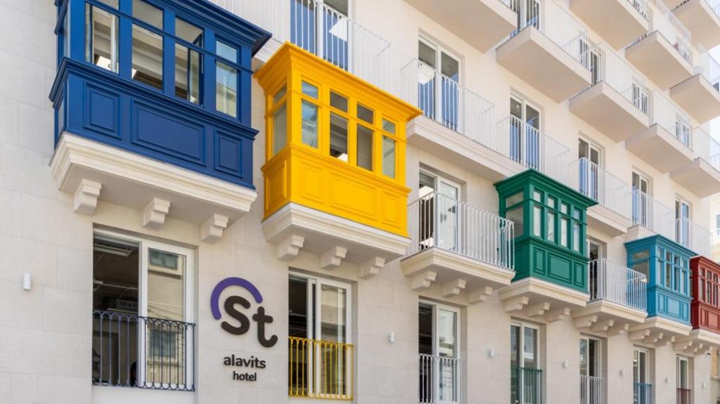 埃尔哥茨拉Alavits Hotel by ST Hotels的建筑的侧面设有色彩缤纷的阳台