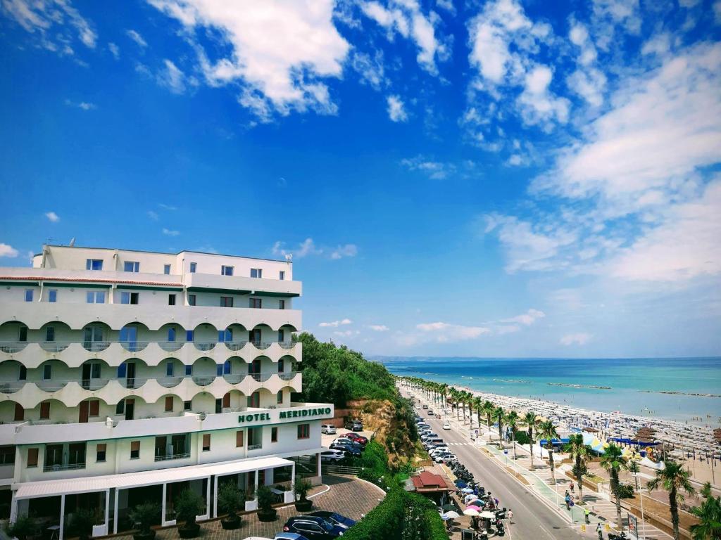 泰尔莫利梅里迪亚诺酒店的海滩上以海洋为背景的酒店