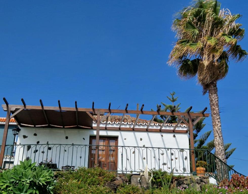 下布雷尼亚Casita Canaria con Vista的前面有棕榈树的白色房子