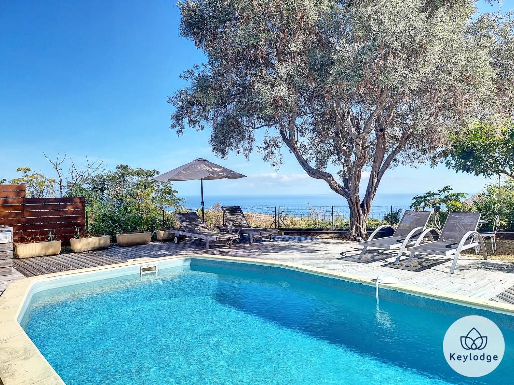 圣保罗F4 - Villa Cadentia - 120 m² - piscine - Saint-Gilles-les-Hauts的海景游泳池