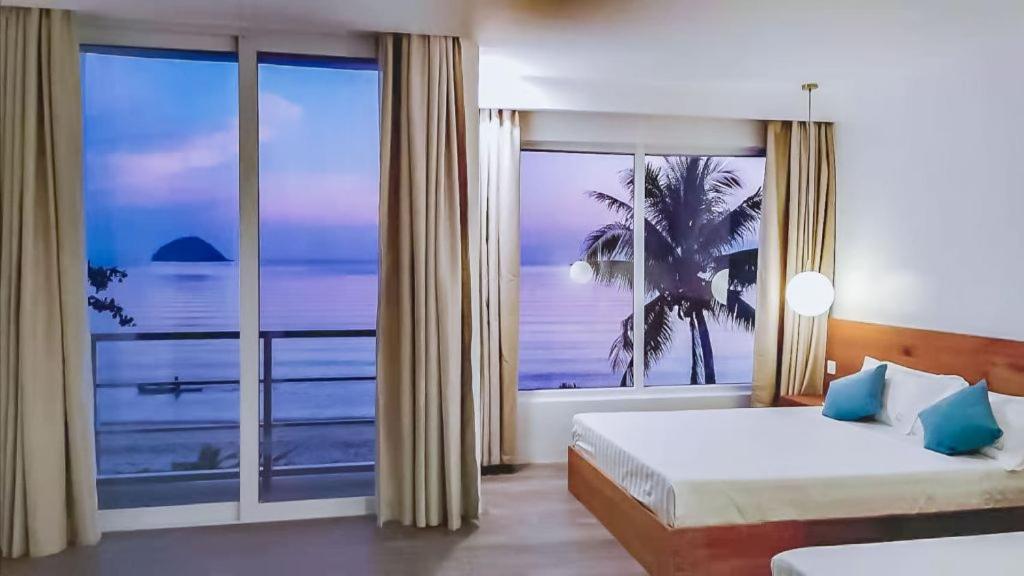 RomblonRomblon Beach and Dive Resort的卧室设有海景大窗户