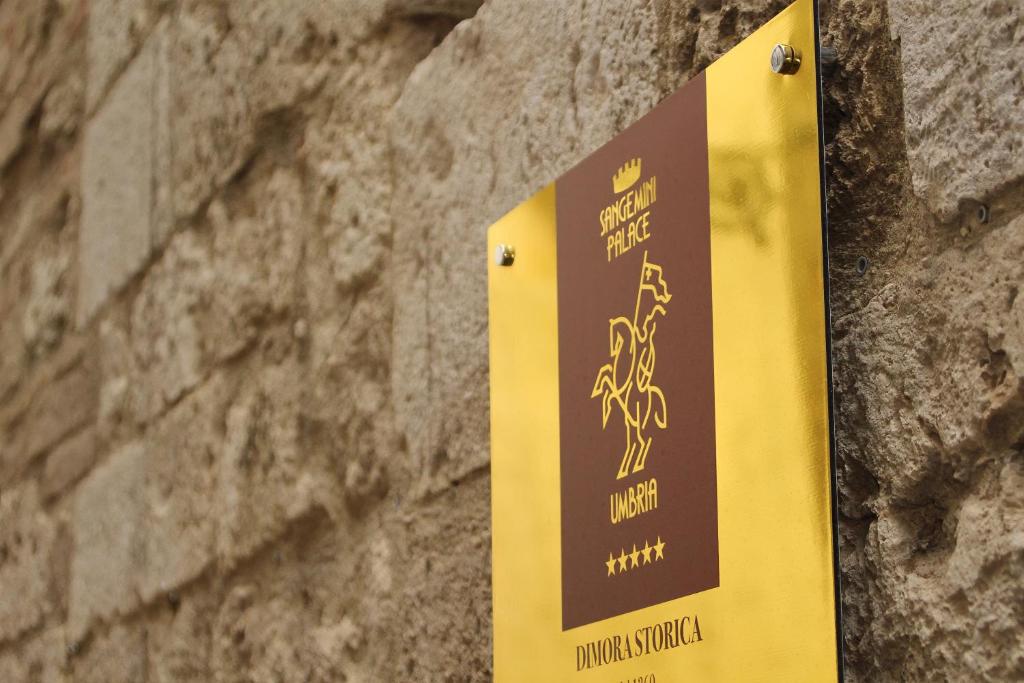 圣杰米尼San Gemini Palace的石墙上品酒的标志