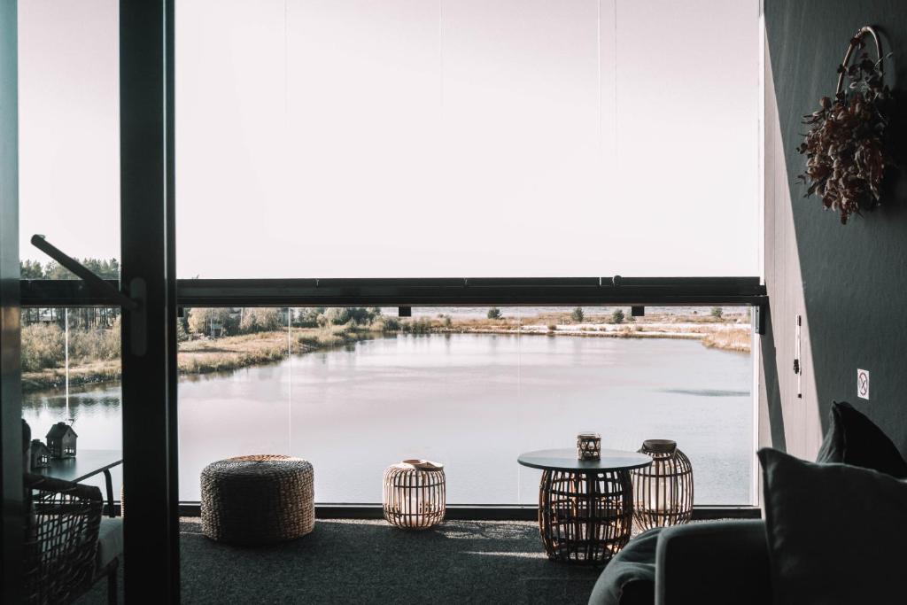 卡拉约基Matruusi - upea yksiö merinäköalalla的客房设有湖景大窗户。