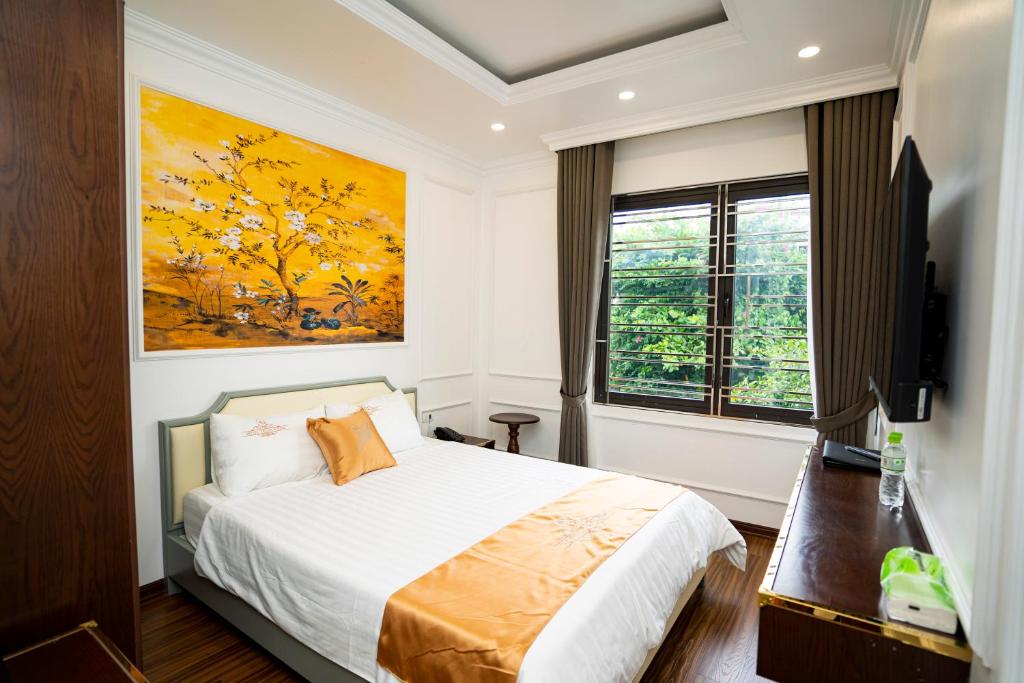 Móng CáiHotel Trung Duong的一间卧室设有一张床和一个大窗户