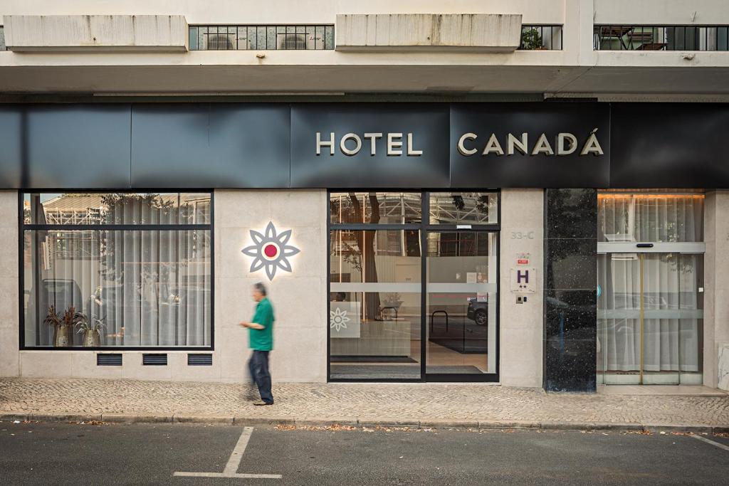 里斯本Hotel Canada的站在酒店前的人