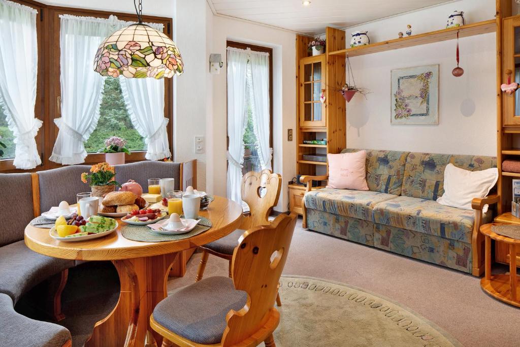 蒂蒂湖-新城Oskar的客厅配有桌子和沙发
