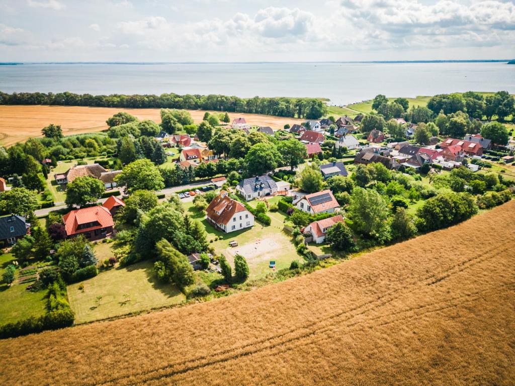 克劳斯多夫Pension Schwalbenhof的享有村庄的空中景致,拥有房屋和树木