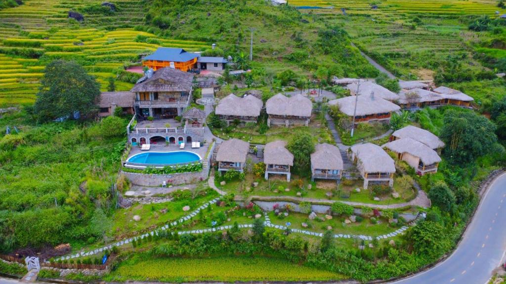 萨帕Sapa Eco Villas & Spa的享有带游泳池的房屋的空中景致