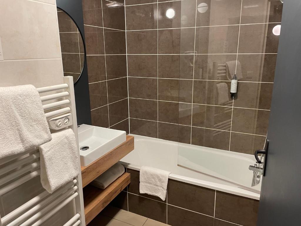 里昂里昂市奥德利生物园公寓式酒店的带淋浴、盥洗盆和浴缸的浴室