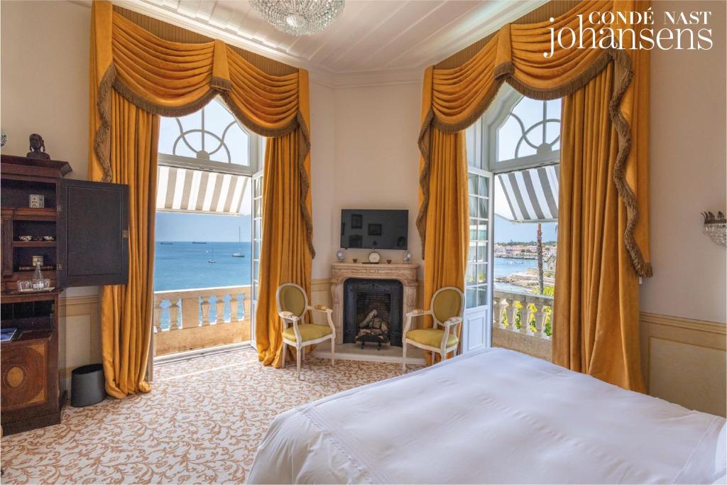 埃斯托利尔Estoril Vintage Hotel的一间卧室配有一张床,享有海景