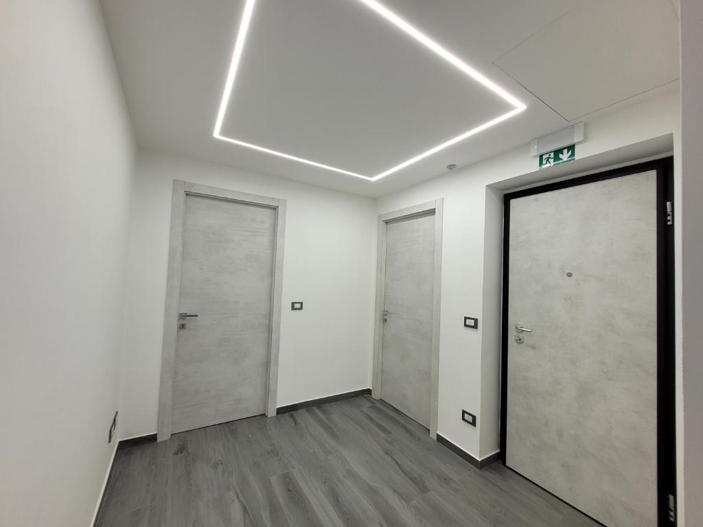 伊索拉戴里费米尼SP Rooms的空的走廊,有两扇门和天花板