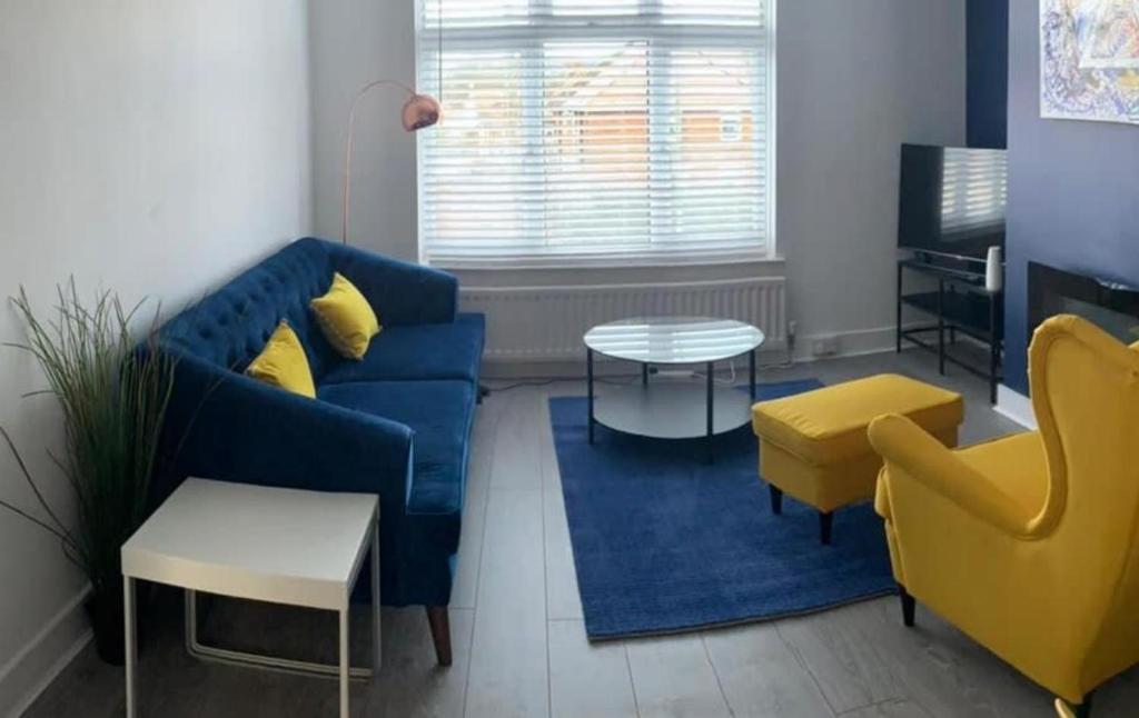 康塞特Shotley Bridge - Large Stylish 3 Bedroom Apartment的客厅配有蓝色的沙发和黄色的椅子