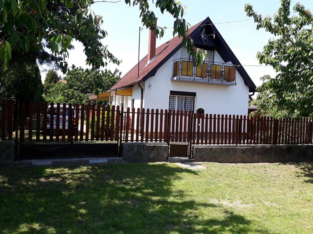 FertőhomokSzilva Apartman的房屋前的木栅栏