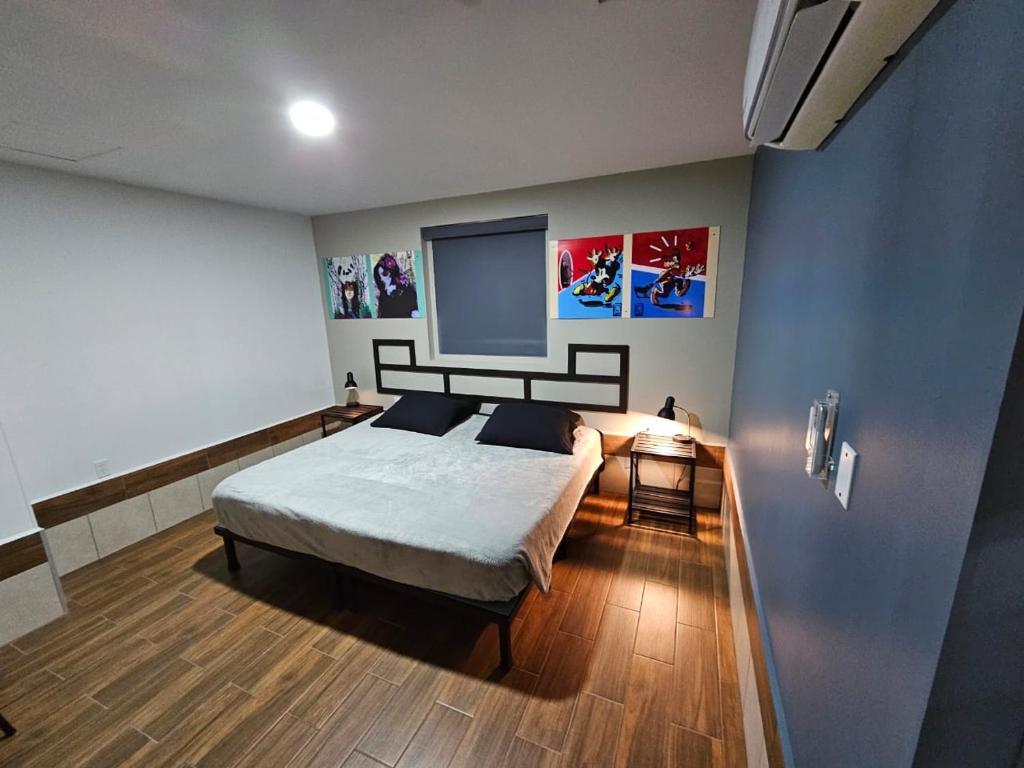 蒙特雷Hotel Sttiny Monterrey Tecnológico的一间卧室,卧室内配有一张大床