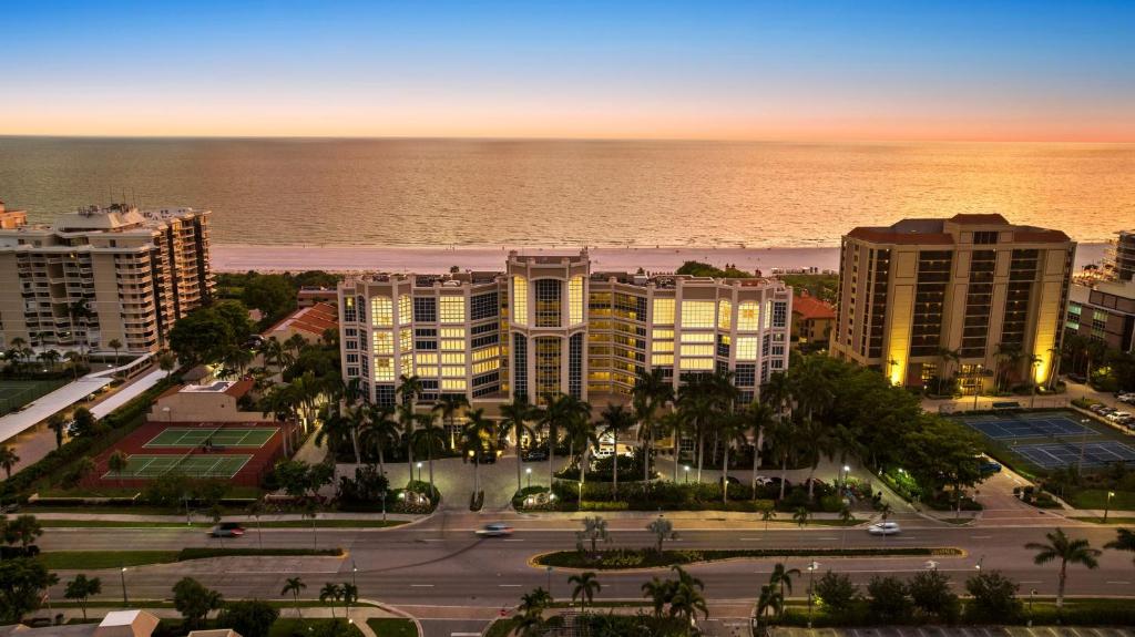 马可岛Marco Beach Ocean Suites的城市的空中海景