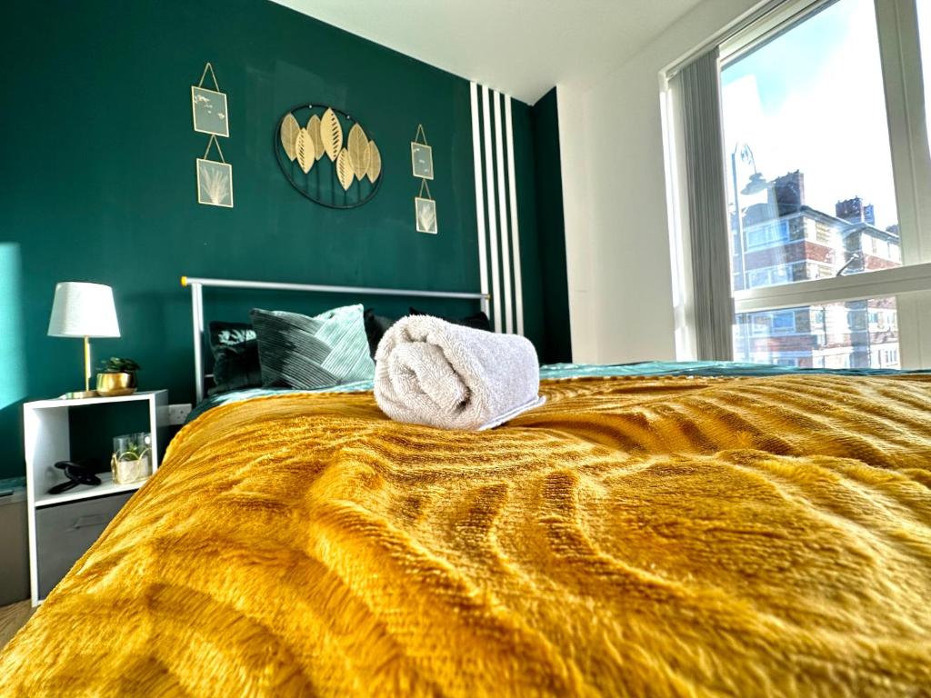 伦敦Comfortable Private Room in Bermondsey的卧室配有黄色毯子,位于床上