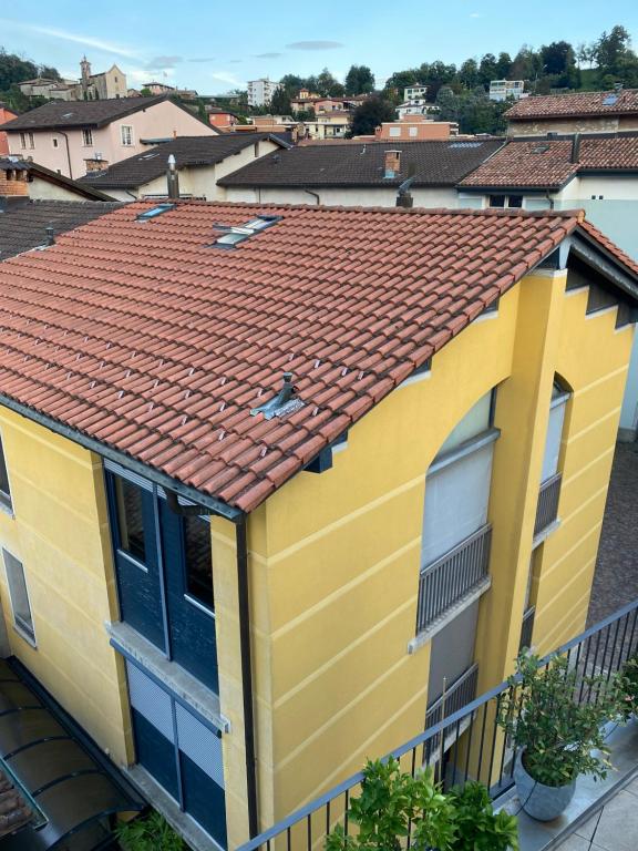 门德里西奥Yellow House Guest House的黄色的房屋,有红色的屋顶